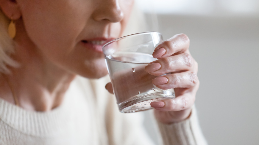 Vid muntorrhet kan det hjälpa att dricka mycket vatten.  Foto: Shutterstock